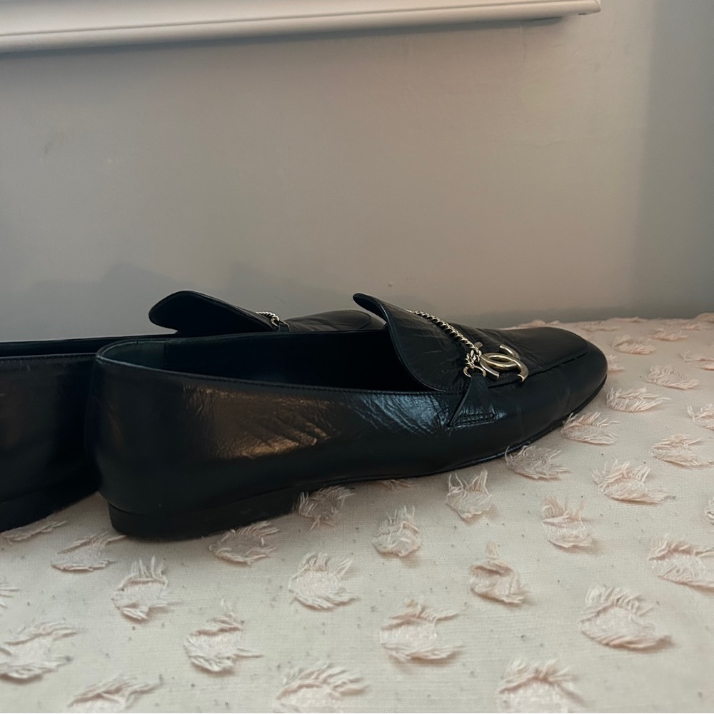 Chanel Crinkled Calfskin Loafers with Chanel Charm Chain Detail Black Size 41 - Picture 8 of 10